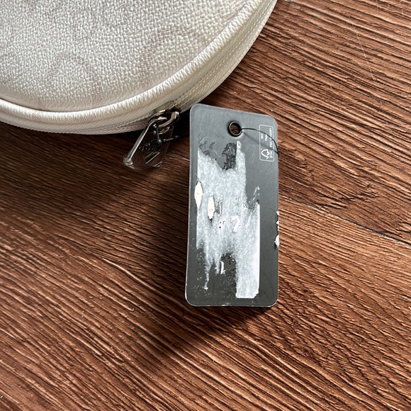 Guess makeup bag white colour with tag brand new - Picture 5 of 6